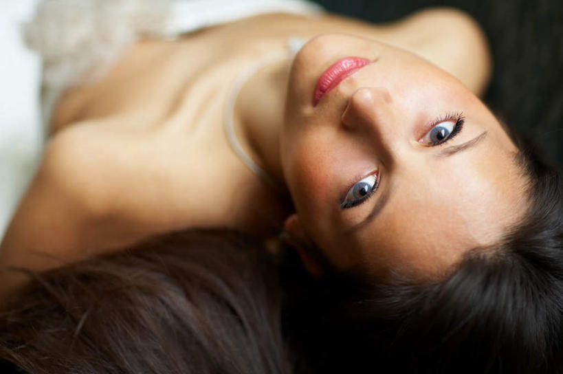 西方人,脸,头,眼睛,脸颊,眉毛,睫毛,一个人,模特,躺,横图,俯视,室内,特写,白天,欧洲,欧洲人,瞳孔,仅一个年轻女性,仅一个女性,仅一个人,服装,朦胧,模糊,注视,休闲装,衣服,观察,看,休闲,休闲服,眼部,服饰,观看,察看,关注,卧着,年轻女性,女人,女性,白种人,头部,睫,脸部,脸蛋,眉,面部,眼,眼睫毛,眼眉,模特儿,抬头,躺着,卧,仰头,半身,彩图,高角度拍摄,眼眉毛