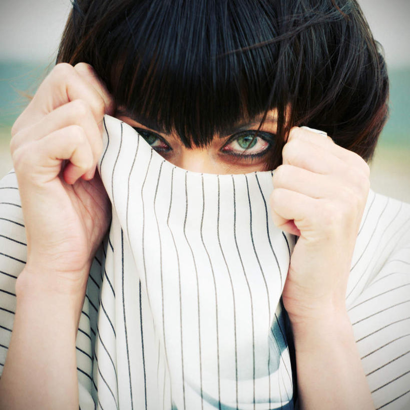 西方人,眼睛,眉毛,睫毛,一个人,举,方图,室内,白天,正面,欧洲,欧洲人,瞳孔,仅一个年轻女性,仅一个女性,仅一个人,握,服装,拿,拿着,注视,休闲装,衣服,蓝色,白色,观察,看,托,休闲,休闲服,握着,遮,遮掩,眼部,服饰,观看,察看,掩盖,遮挡,关注,遮盖,掩饰,年轻女性,女人,女性,白种人,睫,眉,眼,眼睫毛,眼眉,举起,举手,举着,向上举,向上伸,向上托,半身,彩图,眼眉毛