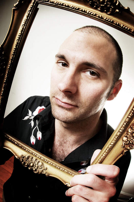 西方人,眼睛,眉毛,睫毛,一个人,举,竖图,室内,白天,正面,相框,金属制品,欧洲,欧洲人,瞳孔,仅一个男性,仅一个人,仅一个中年男性,握,服装,金属,棕色,拿,拿着,注视,休闲装,衣服,观察,看,托,休闲,休闲服,握着,眼部,服饰,观看,察看,关注,男人,男性,中年男性,白种人,睫,眉,眼,眼睫毛,眼眉,举起,举手,举着,向上举,向上伸,向上托,半身,彩图,眼眉毛