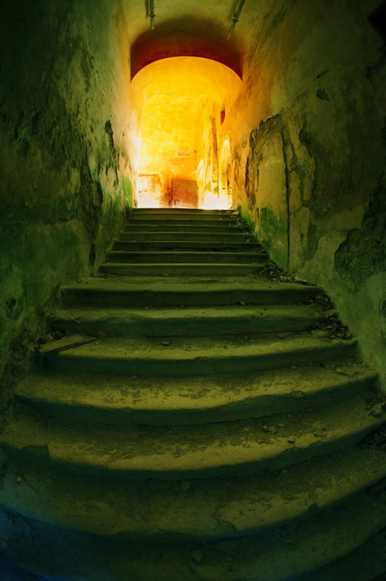 无人,栏杆,竖图,室内,白天,正面,旅游,度假,名胜古迹,楼梯,标志建筑,地标,建筑,欧洲,斯洛文尼亚,阴影,遗迹,光线,扶手,影子,城堡,阶梯,古迹,文物,娱乐,建设,古建筑,护栏,台阶,阳光,享受,休闲,旅游胜地,放松,古文明,中欧,斯洛文尼亚共和国,彩图