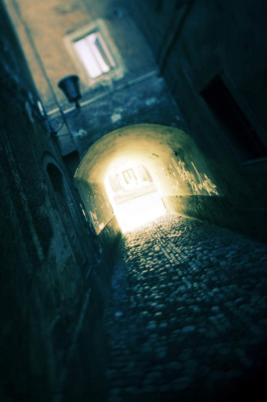 西方人,一个人,家,走,竖图,室外,夜晚,石头,道路,路,路灯,夜景,照明,欧洲,斯洛文尼亚,欧洲人,仅一个男性,仅一个人,仅一个中年男性,握,朦胧,模糊,石子,房屋,墙,屋子,公寓,小路,灯光,交通,拿,拿着,洋房,楼房,墙壁,墙面,住宅,灯,背面,握着,照亮,照明设备,中欧,单手抄兜,单手放兜,斯洛文尼亚共和国,男人,男性,中年男性,白种人,石块,步行,插兜,散步,手插兜,手放口袋,走路,彩图,全身,房子,手抄兜