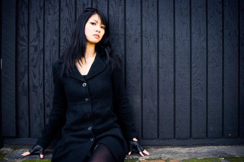 东方人,头发,一个人,摸,横图,室内,白天,正面,亚洲,仅一个年轻女性,仅一个女性,仅一个人,抚摸,服装,装饰,墨镜,眼镜,墙,扭头,注视,休闲装,黄种人,墙壁,墙面,衣服,黑色,手套,太阳镜,太阳眼镜,观察,看,转头,休闲,温暖,休闲服,遮阳镜,服饰,观看,保暖,华丽,点缀,察看,御寒,关注,衬托,美观,雅致,雅观,年轻女性,女人,女性,亚洲人,触摸,接触,半身,彩图