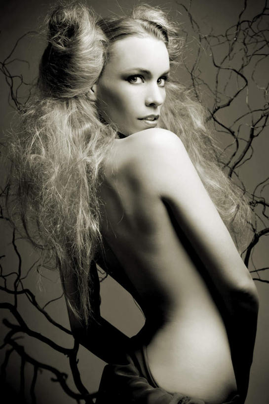 西方人,脸,头,眼睛,鼻子,嘴,脸颊,眉毛,睫毛,头发,裸体,一个人,竖图,室内,白天,性感,欧洲,欧洲人,瞳孔,仅一个年轻女性,仅一个女性,仅一个人,背面,诱惑,眼部,勾引,引诱,赤身,尤物,年轻女性,女人,女性,白种人,头部,发型,卷发,鼻,睫,脸部,脸蛋,眉,面部,眼,眼睫毛,眼眉,嘴巴,嘴唇,半身,彩图,眼眉毛,佳丽,丽人,美人