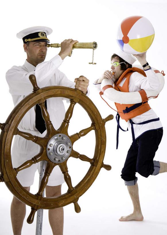 游泳,西方人,两个人,站,跳,举,竖图,室内,白天,白色背景,正面,安全,比赛,仪器,科技,欧洲,欧洲人,眺望,握,检查,研究,反射,传递,分析,科学,信息,木制,救生圈,望远镜,眼镜,泳镜,塑料,防护,哨子,拿,拿着,光脚,方向盘,木制品,塑料制品,游泳圈,游泳眼镜,吹,观察,托,站着,赤脚,清晰,探索,联络,握着,摄影,充气,影棚,放大,观看,护目镜,保护,声音,仔细,科研,信号,科学技术,口哨,瞭望,救生,聚焦,关注,集合,保险,远视镜,瞭望镜,光学,保全,周全,安稳,安定,清楚,召唤,传达,号令,讯号,安全防护眼镜,泅水,平安,男人,男性,女人,女性,中年男性,中年女性,白种人,举起,举手,举着,跳跃,向上举,向上伸,向上托,站立,半身,彩图,影棚拍摄,拍摄,光学仪器,千里镜,防护眼镜