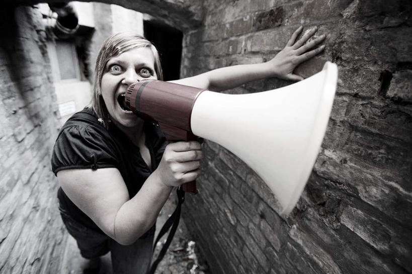 西方人,眼睛,眉毛,睫毛,一个人,举,横图,室外,白天,正面,金属制品,欧洲,欧洲人,瞳孔,仅一个女性,仅一个人,握,服装,金属,墙,拿,拿着,休闲装,喇叭,墙壁,墙面,一个,衣服,黄色,话筒,托,张嘴,仅一个中年女性,休闲,休闲服,握着,眼部,服饰,单个,传声筒,张大嘴巴,女人,女性,中年女性,白种人,睫,眉,眼,眼睫毛,眼眉,张开嘴,举起,举手,举着,向上举,向上伸,向上托,半身,彩图,眼眉毛