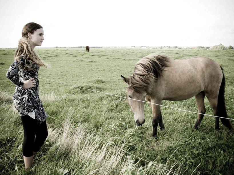 西方人,儿童,手,一个人,站,横图,室外,白天,侧面,旅游,度假,纯洁,草地,草坪,美景,植物,马,野生动物,丹麦,欧洲,欧洲人,仅一个女性,仅一个人,景观,注视,娱乐,手叉腰,一匹,草,小孩,绿色,自然,动物,叉腰,观察,看,站着,仅一个小孩,享受,休闲,手部,景色,放松,可爱,茂密,童年,童趣,运输,牲畜,茂盛,观看,察看,双手叉腰,关注,自然风光,北欧,童真,烂漫,无邪,丹麦王国,天真,女孩,女人,女性,白种人,孩子,站立,彩图,全身,女生