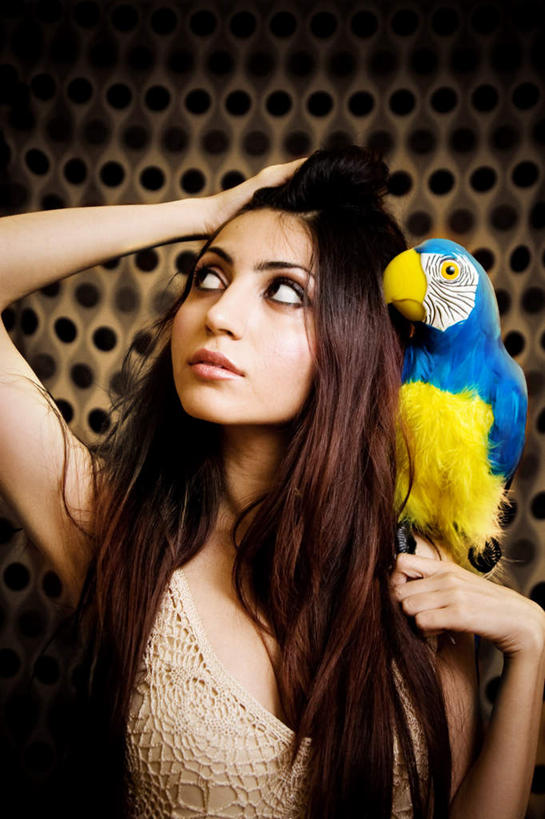 西方人,脸,头,眼睛,鼻子,嘴,耳朵,脸颊,眉毛,睫毛,手,一个人,举,竖图,室内,特写,白天,正面,鸟,鹦鹉,欧洲,欧洲人,瞳孔,仅一个年轻女性,仅一个女性,仅一个人,服装,透明,鸟类,斑点,墙,辉煌,注视,休闲装,墙壁,墙面,一只,衣服,黄色,蓝色,动物,观察,看,托,休闲,健康,手部,休闲服,可爱,眼部,服饰,栖息,活泼,观看,希望,暖色,察看,关注,光辉,喙,观赏鸟,理智,沉静,光明,冷色,高深,功名,冷淡,轻快,栖身,年轻女性,女人,女性,白种人,头部,鼻,鼻孔,耳,耳部,睫,口,口腔,脸部,脸蛋,眉,面部,眼,眼睫毛,眼眉,嘴巴,嘴唇,举起,举手,举着,向上举,向上伸,向上托,半身,彩图,眼眉毛