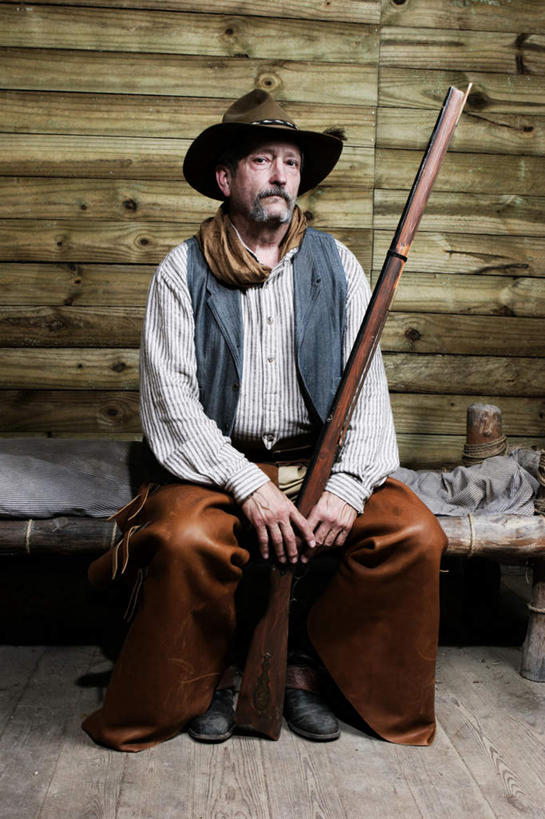 西方人,胡须,一个人,坐,竖图,室内,白天,正面,床,地板,卧室,帽子,欧洲,欧洲人,仅一个男性,仅一个人,装饰,木制,墙,床单,地面,注视,被子,木地板,墙壁,墙面,一个,木制品,围巾,观察,看,仅一个老年男性,温暖,牛仔帽,单人床,单个,围脖,观看,保暖,华丽,点缀,察看,被单,御寒,关注,衬托,美观,雅致,雅观,一顶,老年男性,男人,男性,白种人,胡子,络腮胡,坐着,彩图,全身,睡房,卧房