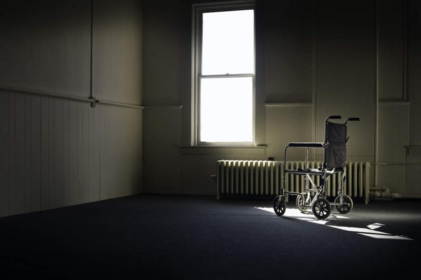 无人,医院,横图,室内,特写,白天,正面,窗户,地板,静物,阴影,光线,工具,影子,地面,木地板,玻璃窗,一个,阳光,轮椅,复健,康复,器械,单个,医疗设备,医疗器械,医疗工具,医疗机构,辅助设备,彩图,病院,诊所