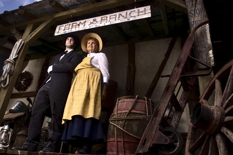 西方人,中年人,两个人,家庭,夫妻,站,双手交叉,横图,室外,白天,仰视,民族服装,爱情,欧洲,欧洲人,阴影,光线,英文,标志,木桶,桶,文字,影子,字符,字母,浪漫,标识,阳光,容器,站着,温暖,温馨,一家人,恩爱,恋人,储藏,英文字母,和睦,双手抱胸,储存,男人,男性,女人,女性,中年男性,中年女性,白种人,夫妇,情侣,站立,半身,彩图,低角度拍摄,传统服装,民俗服,伴侣,融洽,贮存