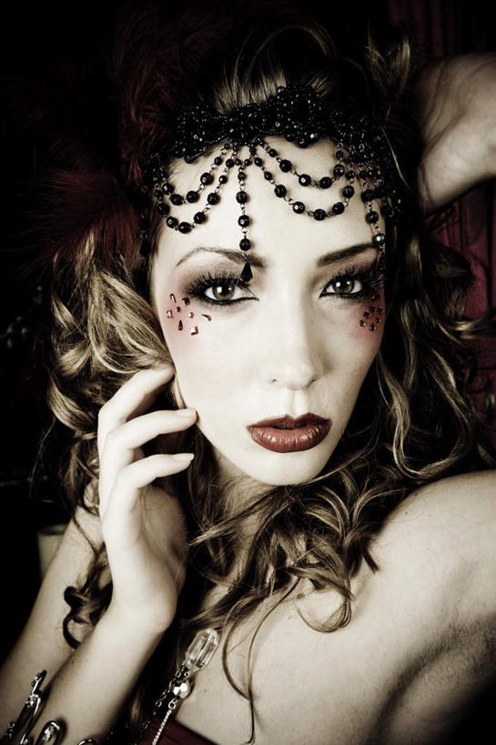 西方人,脸,头,眼睛,鼻子,嘴,脸颊,眉毛,睫毛,手,一个人,摸,竖图,室内,特写,白天,正面,化妆,性感,珠宝,欧洲,欧洲人,瞳孔,仅一个年轻女性,仅一个女性,仅一个人,抚摸,装饰,注视,观察,看,手部,诱惑,眼部,观看,单手,华丽,修饰,勾引,点缀,察看,关注,衬托,美观,雅致,雅观,引诱,尤物,年轻女性,女人,女性,白种人,头部,鼻,睫,脸部,脸蛋,眉,面部,眼,眼睫毛,眼眉,嘴巴,嘴唇,触摸,接触,半身,彩图,眼眉毛,佳丽,丽人,美人