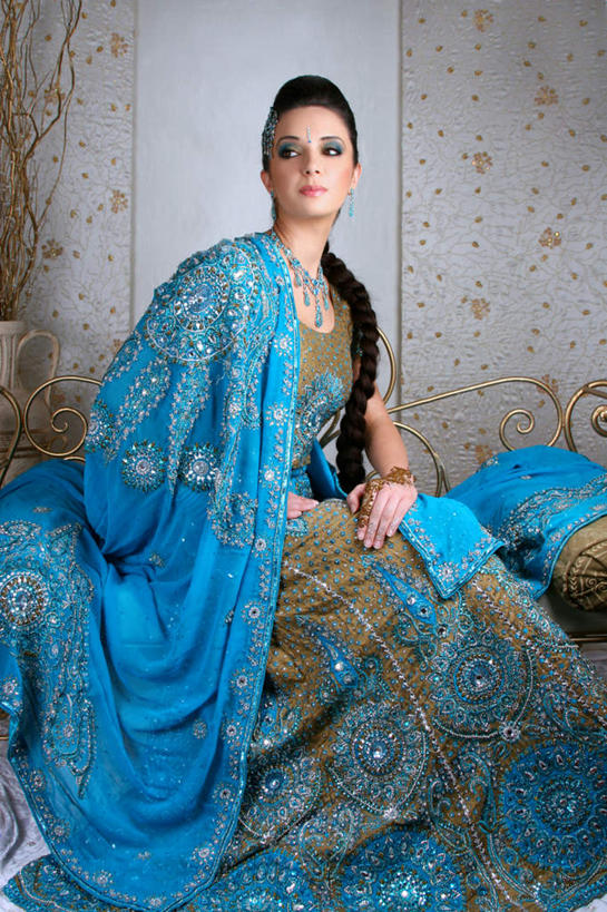 西方人,脸,头,眼睛,鼻子,嘴,脸颊,眉毛,睫毛,一个人,新娘,坐,竖图,室内,特写,白天,仰视,婚纱,化妆,婚礼,性感,快乐,珠宝,欧洲,欧洲人,瞳孔,仅一个年轻女性,仅一个女性,仅一个人,一条,庆祝,装饰,结婚,注视,蓝色,观察,看,喜庆,诱惑,眼部,观看,纪念,华丽,修饰,勾引,点缀,察看,关注,衬托,美观,雅致,雅观,引诱,尤物,年轻女性,女人,女性,白种人,头部,鼻,睫,脸部,脸蛋,眉,面部,眼,眼睫毛,眼眉,嘴巴,嘴唇,坐着,半身,彩图,低角度拍摄,婚礼服,礼服,高兴,眼眉毛,佳丽,丽人,美人