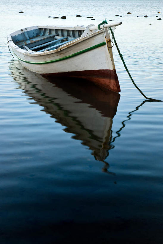 无人,竖图,室外,白天,正面,旅游,度假,湖,湖泊,石头,美景,水,船,非洲,毛里求斯,阴影,光线,石子,影子,湖面,景观,水流,水面,木船,娱乐,阳光,自然,交通工具,湖水,享受,休闲,景色,放松,舟,自然风光,载具,阿非利加洲,毛里求斯共和国,石块,岩石,彩图