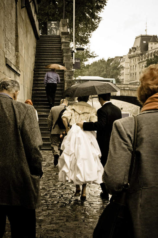 西方人,新娘,新郎,栏杆,走,竖图,室外,白天,婚礼,快乐,河流,石头,水,植物,楼梯,法国,巴黎,欧洲,欧洲人,握,庆祝,扶手,伞,石子,雨伞,遮阳伞,阶梯,河水,水流,桥,首都,许多人,结婚,拿,拿着,阳伞,石桥,护栏,拱桥,台阶,栈桥,树,树木,背面,蓝色,绿色,蓝天,天空,自然,天,一群人,喜庆,握着,拱形,生长,晴朗,成长,纪念,人行桥,石拱桥,万里无云,法兰西共和国,法兰西第五共和国,白种人,石块,晴空,晴空万里,步行,散步,走路,半身,彩图,高兴