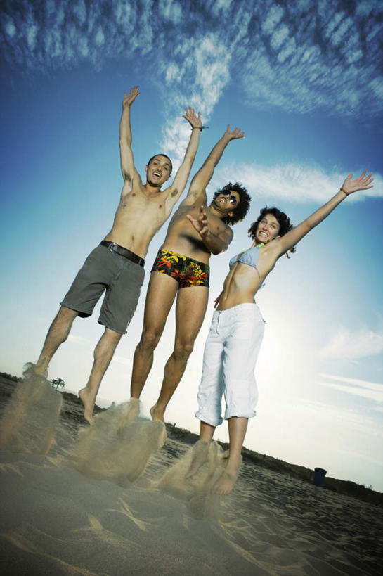 西方人,三个人,伙伴,朋友,举,伸展双臂,竖图,室外,白天,仰视,友谊,欧洲,欧洲人,地平线,云,云朵,辽阔,地面,云彩,蓝色,白云,蓝天,天空,天,托,广阔,晴朗,一望无际,延伸,天地相交,无边无际,一马平川,友情,男人,男性,年轻男性,年轻女性,女人,女性,白种人,晴空,敞开双臂,举起,举手,举着,伸开双臂,向上举,向上伸,向上托,展开双肩,张开手臂,张开双臂,彩图,低角度拍摄,全身