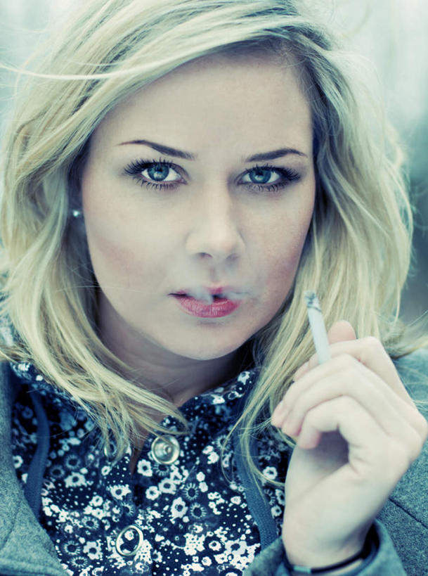 西方人,脸,头,眼睛,脸颊,眉毛,睫毛,头发,一个人,举,笑,微笑,竖图,室外,特写,白天,正面,欧洲,欧洲人,瞳孔,仅一个年轻女性,仅一个女性,仅一个人,注视,观察,看,托,金色,眼部,观看,察看,关注,年轻女性,女人,女性,白种人,头部,长发,睫,脸部,脸蛋,眉,面部,眼,眼睫毛,眼眉,举起,举手,举着,向上举,向上伸,向上托,半身,彩图,眼眉毛