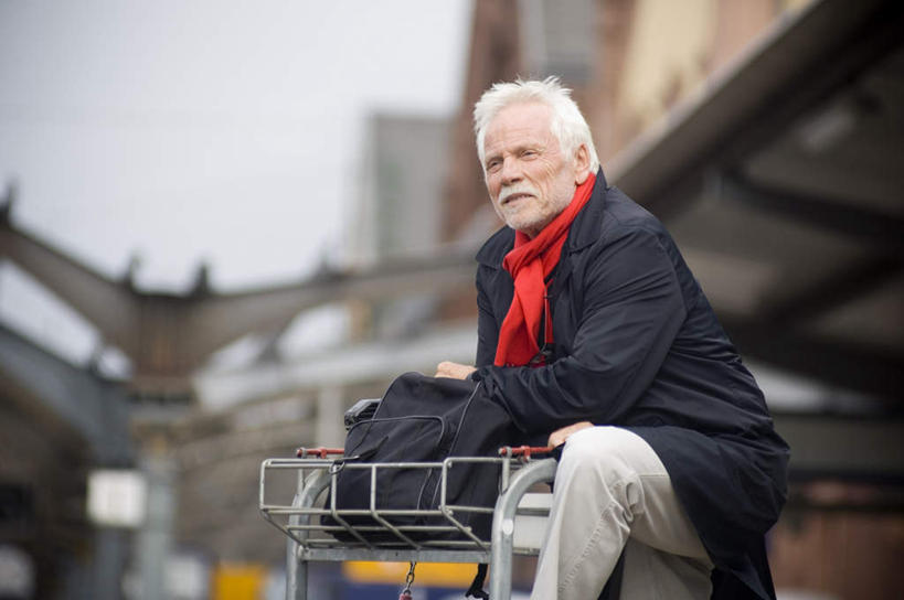 西方人,一个人,站,横图,室外,白天,仰视,车站,欧洲,欧洲人,仅一个男性,仅一个人,装饰,包,站台,旅行包,注视,月台,一个,红色,蓝色,蓝天,天空,背包,围巾,天,观察,看,站着,仅一个老年男性,温暖,晴朗,单个,围脖,观看,保暖,华丽,点缀,察看,御寒,关注,万里无云,衬托,美观,雅致,雅观,旅游包,老年男性,男人,男性,白种人,晴空,晴空万里,站立,半身,彩图,低角度拍摄,双肩包