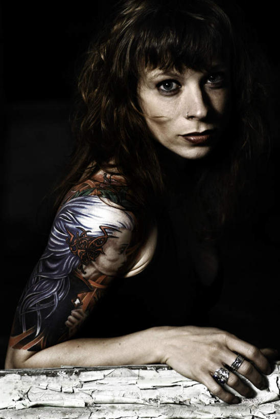 西方人,脸,头,眼睛,鼻子,嘴,脸颊,眉毛,睫毛,一个人,竖图,室内,白天,侧面,欧洲,欧洲人,瞳孔,仅一个年轻女性,仅一个女性,仅一个人,黑色背景,注视,观察,看,诱惑,眼部,摄影,影棚,观看,勾引,察看,关注,引诱,尤物,年轻女性,女人,女性,白种人,头部,鼻,睫,脸部,脸蛋,眉,面部,眼,眼睫毛,眼眉,嘴巴,嘴唇,半身,彩图,影棚拍摄,拍摄,眼眉毛,佳丽,丽人,美人