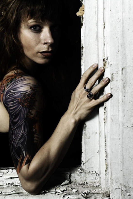 西方人,脸,头,眼睛,鼻子,嘴,脸颊,眉毛,睫毛,手,一个人,摸,竖图,室内,白天,侧面,欧洲,欧洲人,瞳孔,仅一个年轻女性,仅一个女性,仅一个人,抚摸,黑色背景,注视,观察,看,手部,诱惑,眼部,摄影,影棚,观看,勾引,察看,关注,引诱,尤物,年轻女性,女人,女性,白种人,头部,鼻,睫,脸部,脸蛋,眉,面部,眼,眼睫毛,眼眉,嘴巴,嘴唇,触摸,接触,半身,彩图,影棚拍摄,拍摄,眼眉毛,佳丽,丽人,美人