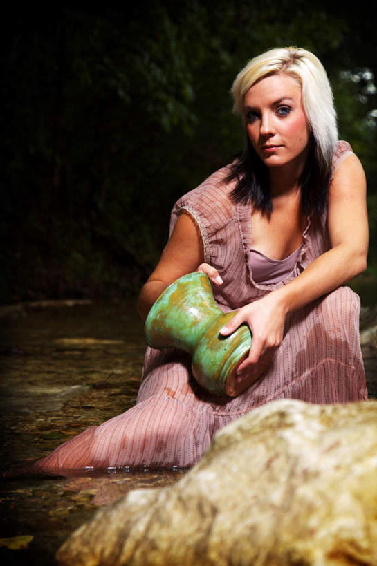 西方人,一个人,蹲,竖图,室外,白天,正面,裙子,旅游,度假,绘画,河流,石头,美景,水,欧洲,欧洲人,仅一个女性,仅一个人,一条,握,连衣裙,彩绘,瓷器,石子,陶瓷,河水,景观,水流,拿,拿着,注视,娱乐,一个,粉色,绿色,自然,观察,看,仅一个中年女性,享受,休闲,景色,放松,握着,单个,观看,察看,陶艺,关注,自然风光,荡涤,洗濯,彩釉,女人,女性,中年女性,白种人,石块,岩石,蹲着,画画,清洗,半身,彩图