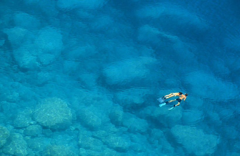 游泳,两个人,横图,俯视,航拍,室外,白天,海浪,海洋,礁石,石头,阴影,光线,石子,影子,浪花,阳光,海水,鸟瞰,海景,泅水,拍浮,男人,男性,年轻男性,大海,风浪,海,海水的波动,礁,近岸浪,石块,岩石,涌浪,半身,彩图,高角度拍摄