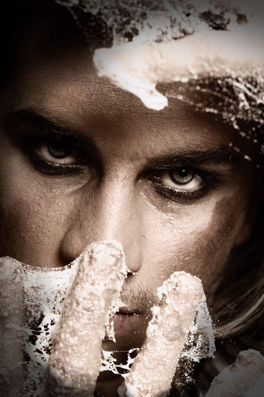 西方人,脸,头,眼睛,脸颊,眉毛,睫毛,手,一个人,站,举,竖图,室内,特写,白天,正面,欧洲,欧洲人,瞳孔,仅一个男性,仅一个人,蜘蛛网,注视,仅一个年轻男性,观察,看,托,站着,手部,眼部,观看,单手,察看,关注,男人,男性,年轻男性,白种人,头部,睫,脸部,脸蛋,眉,面部,眼,眼睫毛,眼眉,举起,举手,举着,向上举,向上伸,向上托,站立,半身,彩图,眼眉毛