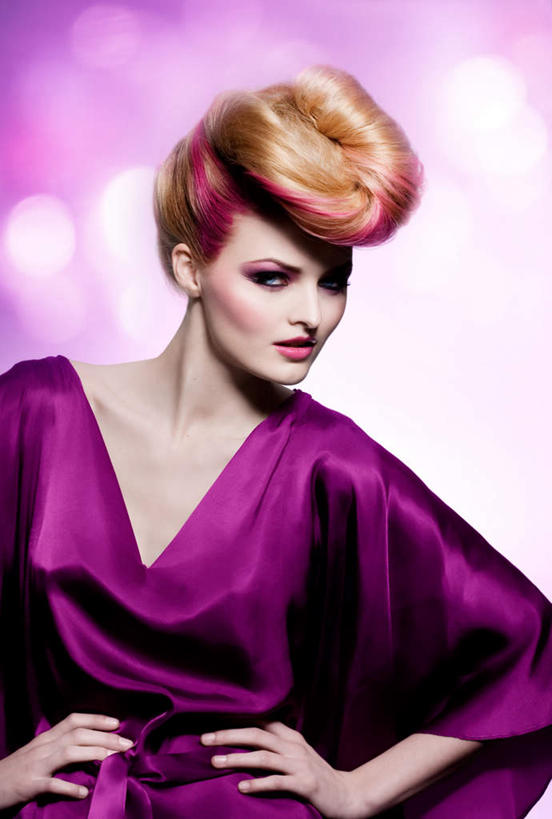 西方人,手,头发,一个人,模特,站,竖图,室内,白天,正面,晚礼服,化妆,欧洲,欧洲人,仅一个年轻女性,仅一个女性,仅一个人,紫色背景,朦胧,模糊,注视,手叉腰,裸露,黄色,红色,紫色,叉腰,观察,看,站着,手部,摄影,影棚,观看,察看,暴露,双手叉腰,关注,袒露,尤物,年轻女性,女人,女性,白种人,发型,模特儿,站立,半身,彩图,影棚拍摄,晚宴服,舞会服,洋服,洋装,夜礼服,拍摄,佳丽,丽人,美人