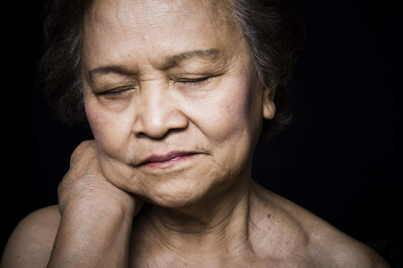 东方人,脸,鼻子,嘴,耳朵,脸颊,眉毛,睫毛,手,一个人,举,闭眼,横图,室内,特写,白天,正面,亚洲,瞳孔,仅一个女性,仅一个人,阴影,反射,影子,黄种人,裸露,托,手部,眼部,仅一个老年女性,裸,老年女性,女人,女性,亚洲人,鼻,鼻孔,耳,耳部,睫,口,口腔,脸部,脸蛋,眉,面部,眼,眼睫毛,眼眉,嘴巴,嘴唇,闭眼睛,闭着眼,闭着眼睛,举起,举手,举着,向上举,向上伸,向上托,半身,彩图,眼眉毛