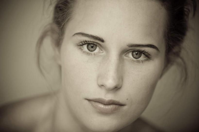 西方人,脸,头,眼睛,鼻子,嘴,脸颊,眉毛,睫毛,一个人,模特,站,横图,室内,特写,白天,正面,性感,欧洲,欧洲人,瞳孔,仅一个年轻女性,仅一个女性,仅一个人,灰色背景,朦胧,模糊,注视,看,站着,诱惑,眼部,摄影,影棚,观看,勾引,关注,引诱,尤物,年轻女性,女人,女性,白种人,头部,鼻,鼻孔,睫,脸部,脸蛋,眉,面部,眼,眼睫毛,眼眉,嘴巴,嘴唇,模特儿,站立,半身,彩图,影棚拍摄,拍摄,眼眉毛,佳丽,丽人,美人