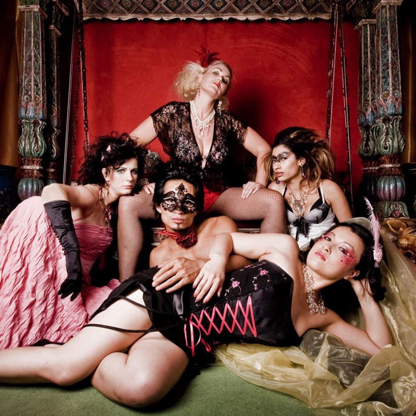 西方人,脸,头,鼻子,嘴,耳朵,脸颊,眉毛,睫毛,坐,躺,方图,室内,白天,正面,裙子,纺织品,欧洲,欧洲人,瞳孔,阴影,连衣裙,装饰,反射,彩绘,毛毯,面具,毯子,头饰,影子,柱子,许多人,注视,纺织,垫子,观察,看,一群人,温暖,眼部,观看,华丽,修饰,点缀,察看,关注,衬托,美观,雅致,雅观,卧着,白种人,头部,鼻,鼻孔,耳,耳部,睫,口,口腔,脸部,脸蛋,眉,面部,眼,眼睫毛,眼眉,嘴巴,嘴唇,躺着,卧,坐着,半身,彩图,眼眉毛