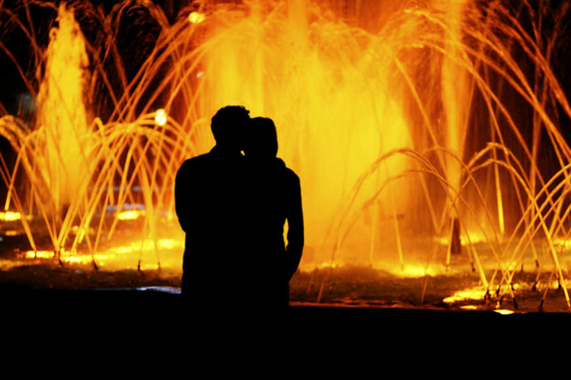 西方人,两个人,家庭,夫妻,站,吻,横图,室外,夜晚,正面,爱情,水,喷泉,欧洲,欧洲人,阴影,飞溅,溅,光线,液体,影子,景观,水滴,灯光,浪漫,文化,水珠,品味,站着,温暖,温馨,一家人,恩爱,恋人,和睦,喷洒,水景,美观,男人,男性,年轻男性,年轻女性,女人,女性,白种人,年轻人,夫妇,情侣,设计,亲,亲吻,站立,彩图,全身,伴侣,融洽