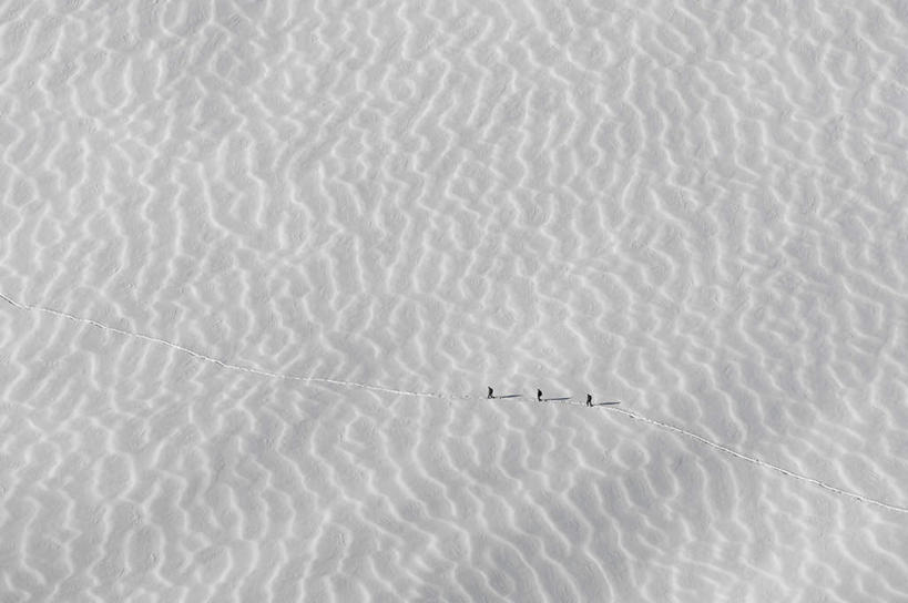 西方人,三个人,横图,俯视,航拍,室外,白天,美景,山,雪,雪山,大雪,欧洲,阿尔卑斯山,欧洲人,阴影,光线,纹理,影子,冰,积雪,景观,山峰,雪景,冬季,冬天,山峦,阳光,自然,景色,寒冷,冰冷,鸟瞰,自然风光,严寒,冰凉,酷寒,凛冽,凛凛,极冷,男人,男性,年轻男性,白种人,登山,爬山,彩图,高角度拍摄,全身