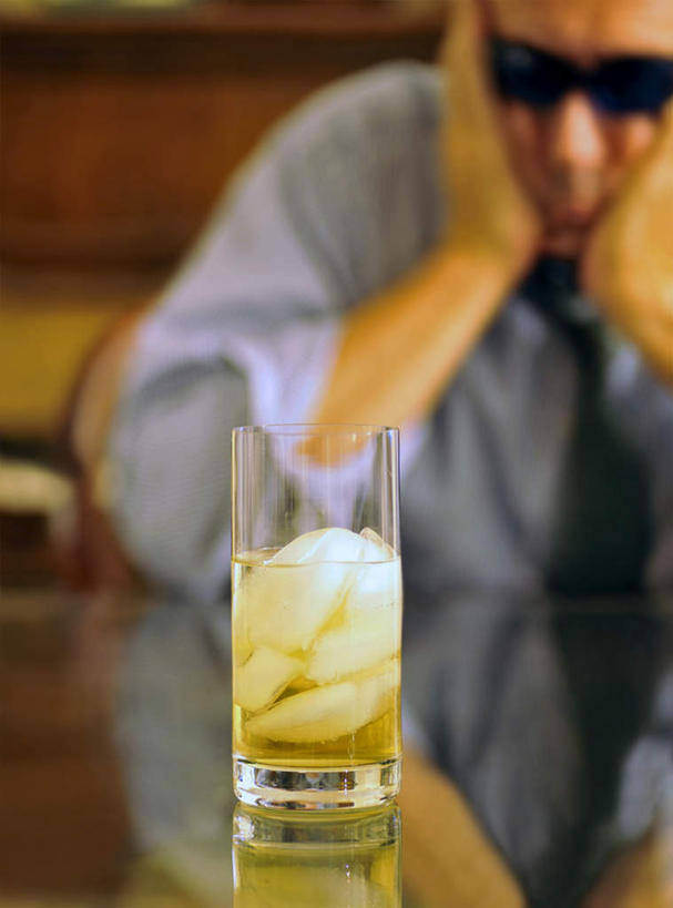 威士忌,西方人,一个人,商务人士,商务男性,坐,竖图,室外,白天,正面,衬衫,失败,杯子,欧洲,欧洲人,仅一个男性,仅一个人,撑,套装,沮丧,朦胧,模糊,墨镜,眼镜,酒类,托腮,玻璃制品,酒,饮料,仅一个年轻男性,水杯,太阳镜,太阳眼镜,托,难受,遮阳镜,无奈,失望,悲伤,伤心,难过,托下巴,失落,商务装,工薪阶层,颓废,挫败,受挫,落败,落空,错过,失足,失意,失策,失算,颓丧,衰颓,悲哀,懊丧,颓靡,气馁,丧气,烈酒,败北,挫折,失利,男人,男性,年轻男性,白种人,白领,上班族,玻璃杯,坐着,半身,彩图,衬衣