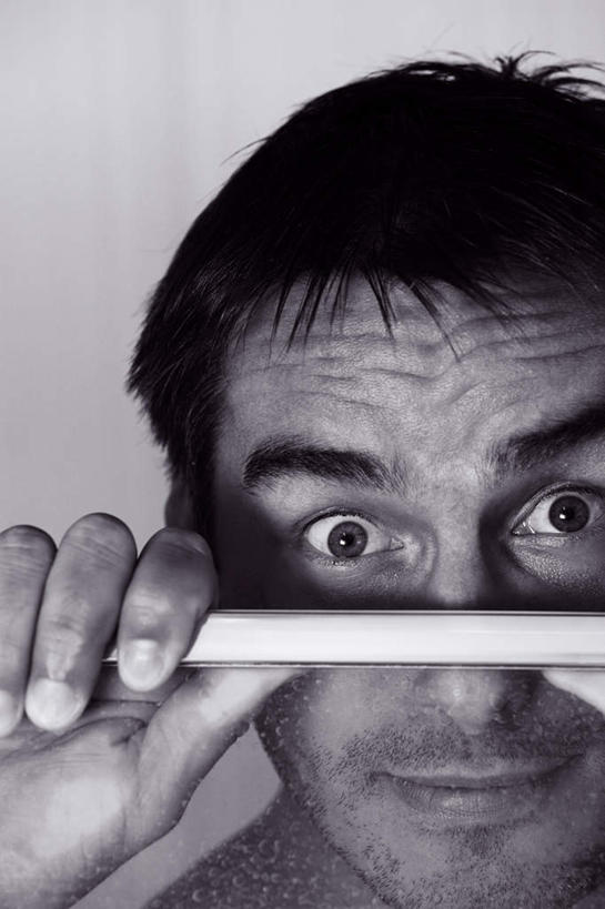 西方人,脸,头,眼睛,脸颊,眉毛,睫毛,皱纹,一个人,举,笑,微笑,竖图,室内,特写,白天,正面,欧洲,欧洲人,瞳孔,仅一个男性,仅一个人,仅一个中年男性,握,拿,拿着,注视,灰色,观察,看,托,握着,眼部,观看,察看,关注,男人,男性,中年男性,白种人,头部,胡子,睫,脸部,脸蛋,眉,面部,眼,眼睫毛,眼眉,举起,举手,举着,向上举,向上伸,向上托,半身,彩图,眼眉毛