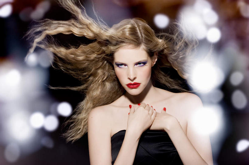 西方人,一个人,模特,站,横图,室内,白天,正面,裙子,照明,欧洲,欧洲人,仅一个年轻女性,仅一个女性,仅一个人,连衣裙,朦胧,模糊,灯光,注视,灯,抹胸,灯具,观察,看,站着,金色,观看,聚光灯,照亮,察看,照明设备,关注,抹胸裙,年轻女性,女人,女性,白种人,长发,卷发,模特儿,站立,半身,彩图