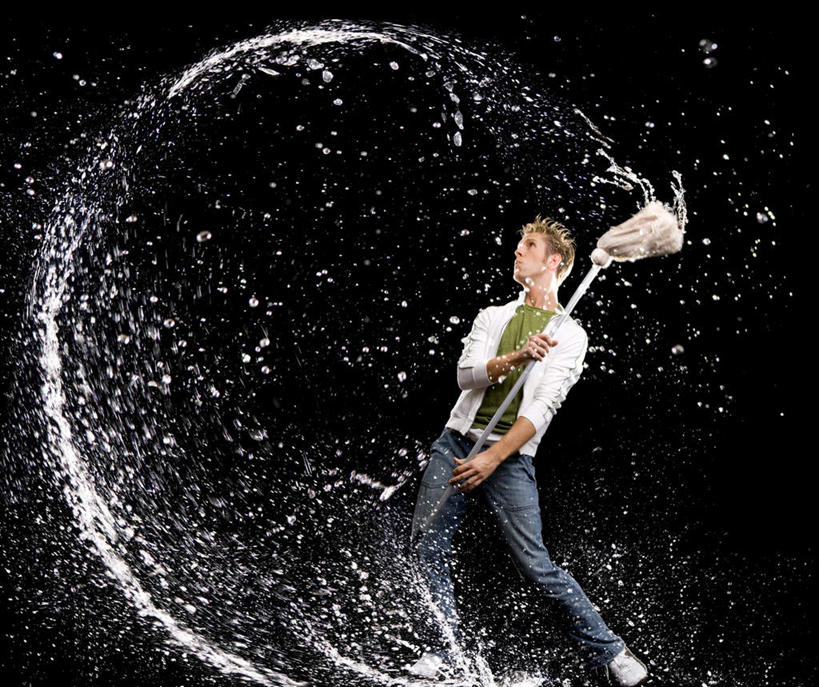 西方人,一个人,横图,室内,白天,正面,欧洲,欧洲人,仅一个男性,仅一个人,一把,握,飞溅,黑色背景,溅,工具,液体,水滴,拿,拿着,注视,拖把,水珠,仅一个年轻男性,观察,看,清洁,握着,摄影,影棚,观看,察看,卫生,关注,喷洒,保洁,男人,男性,年轻男性,白种人,彩图,全身,影棚拍摄,拍摄