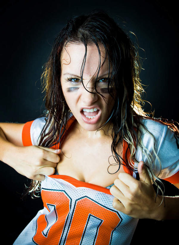 西方人,眼睛,眉毛,睫毛,一个人,拉,竖图,室内,白天,正面,欧洲,欧洲人,瞳孔,仅一个年轻女性,仅一个女性,仅一个人,黑色背景,服装,标志,数字,文字,字符,注视,休闲装,标识,衣服,蓝色,观察,看,张嘴,休闲,休闲服,眼部,摄影,阿拉伯数字,服饰,影棚,潮湿,观看,察看,关注,张大嘴巴,撕扯,湿润,乳沟,年轻女性,女人,女性,白种人,长发,睫,眉,眼,眼睫毛,眼眉,张开嘴,半身,彩图,影棚拍摄,拍摄,眼眉毛