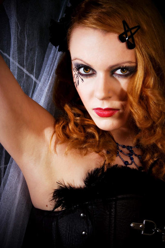 西方人,脸,头,眼睛,鼻子,嘴,耳朵,脸颊,眉毛,睫毛,手,一个人,站,举,竖图,室内,特写,白天,正面,裙子,窗帘,欧洲,欧洲人,瞳孔,仅一个年轻女性,仅一个女性,仅一个人,阴影,连衣裙,装饰,反射,彩绘,影子,注视,发箍,发饰,饰品,观察,看,托,站着,手部,眼部,头箍,观看,察看,关注,发卡,配饰,年轻女性,女人,女性,白种人,头部,鼻,鼻孔,耳,耳部,睫,口,口腔,脸部,脸蛋,眉,面部,眼,眼睫毛,眼眉,嘴巴,嘴唇,举起,举手,举着,向上举,向上伸,向上托,站立,半身,彩图,眼眉毛