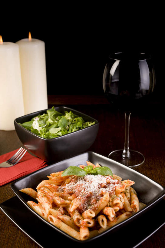 奶酪,通心粉,无人,竖图,俯视,室内,白天,烹饪,西餐,餐桌,桌子,杯子,餐具,椅子,许多,布料,叉子,瓷器,刀叉,刀子,碟子,高脚杯,勺子,干酪,起司,料理,食品,芝士,很多,营养,布纹,菜肴,美食,玻璃制品,酒瓶,桌布,食物,盘子,玻璃瓶,餐巾,酒杯,水杯,调羹,台布,乳酪,西式,佳肴,乳制品,铁勺,发酵,玻璃杯,彩图,高角度拍摄