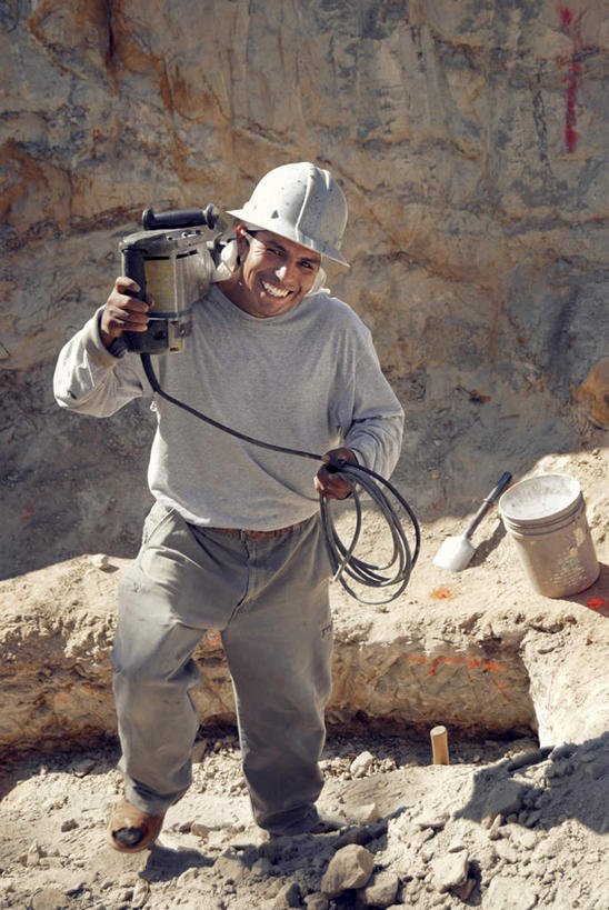 西方人,一个人,走,笑,微笑,露齿笑,竖图,室外,白天,正面,凉鞋,石头,帽子,鞋子,欧洲,欧洲人,仅一个男性,仅一个人,仅一个中年男性,握,阴影,服装,裤子,光线,石子,铁桶,桶,头盔,影子,地面,拿,拿着,注视,休闲装,一个,骑,衣服,阳光,安全帽,容器,观察,看,扛,张嘴,休闲,休闲服,握着,服饰,铁锹,单个,观看,储藏,冲击钻,电钻,察看,储存,关注,张大嘴巴,电动工具,扛在肩上,骑在肩上,男人,男性,中年男性,白种人,石块,岩石,张开嘴,步行,散步,走路,彩图,全身,夹趾拖鞋,人字拖,人字拖鞋,贮存