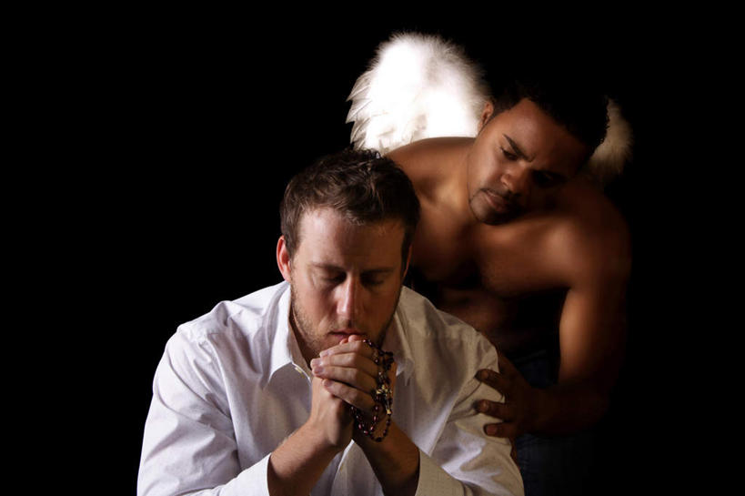 西方人,两个人,坐,举,闭眼,摸,竖图,室内,白天,正面,衬衫,欧洲,欧洲人,天使,抚摸,黑色背景,裤子,节日,翅膀,注视,牛仔裤,文化,裸露,观察,看,祈祷,托,健康,捂,许愿,摄影,宗教,信仰,影棚,观看,纪念,祈求,安慰,察看,抚慰,慰藉,神圣,关注,善良,裸,信徒,使者,劝慰,平安,圣洁,男人,男性,中年男性,白种人,闭眼睛,闭着眼,闭着眼睛,触摸,接触,举起,举手,举着,向上举,向上伸,向上托,坐着,半身,彩图,影棚拍摄,衬衣,拍摄