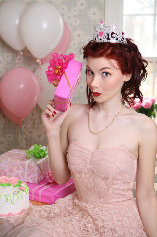 西方人,一个人,坐,举,竖图,室内,白天,正面,裙子,皇冠,礼盒,礼物,项链,欧洲,欧洲人,仅一个年轻女性,仅一个女性,仅一个人,一堆,许多,握,堆叠,堆积,连衣裙,装饰,纸盒,塑料,很多,拿,指甲油,拿着,注视,盒子,装饰品,抹胸,包装盒,气球,饰品,首饰,塑料制品,礼品盒,观察,看,托,橡胶,握着,礼品,观看,堆,华丽,修饰,点缀,权威,察看,高贵,关注,橡胶制品,衬托,美观,雅致,雅观,抹胸裙,权力,统治,年轻女性,女人,女性,白种人,王冠,举起,举手,举着,向上举,向上伸,向上托,坐着,半身,彩图