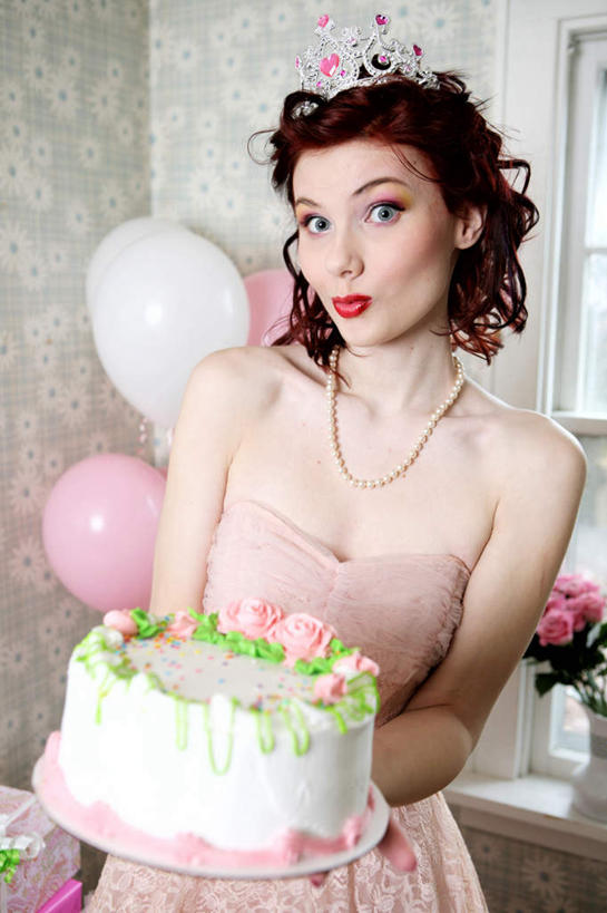 点心,西方人,一个人,坐,捧,竖图,室内,白天,正面,裙子,下午茶,植物,皇冠,项链,欧洲,欧洲人,仅一个年轻女性,仅一个女性,仅一个人,连衣裙,装饰,盛开,盆栽,塑料,食品,盆景,花蕾,注视,装饰品,花,花瓣,花朵,鲜花,食物,糕点,粉色,绿色,自然,抹胸,气球,饰品,首饰,塑料制品,花苞,花蕊,观察,看,橡胶,生长,成长,观看,华丽,修饰,点缀,权威,察看,高贵,关注,橡胶制品,衬托,美观,雅致,雅观,抹胸裙,权力,统治,年轻女性,女人,女性,白种人,王冠,端,端着,捧着,手捧,坐着,半身,彩图,蛋糕