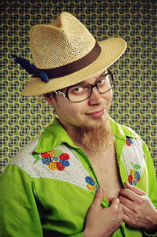 西方人,脸,头,脸颊,胡须,一个人,站,拉,笑,微笑,竖图,室内,特写,白天,正面,帽子,羽毛,欧洲,欧洲人,仅一个男性,仅一个人,握,服装,朦胧,模糊,轻盈,柔软,眼镜,墙,拿,拿着,注视,休闲装,礼帽,肩膀,墙壁,墙面,仅一个年轻男性,衣服,绿色,观察,看,站着,休闲,休闲服,握着,服饰,观看,察看,关注,近视眼镜,撕扯,轻柔,一顶,男人,男性,年轻男性,白种人,头部,胡子,小胡子,脸部,脸蛋,面部,站立,半身,彩图