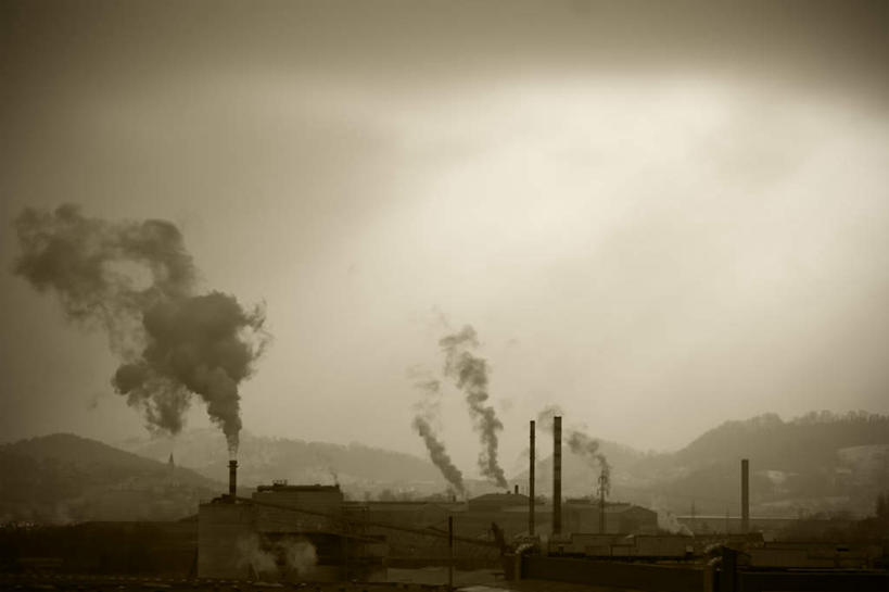 无人,工厂,横图,室外,白天,仰视,烟囱,山,山脉,许多,阴影,朦胧,模糊,光线,影子,山峰,乌云,烟雾,云,阴天,云朵,山峦,很多,云彩,天空,阳光,群山,天,污染,昏暗,阴沉,彩图,低角度拍摄,工地,制造厂