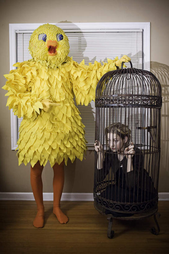 西方人,一个人,竖图,室内,白天,正面,裙子,窗户,地板,鸟,欧洲,欧洲人,仅一个年轻女性,仅一个女性,仅一个人,关闭,阴影,连衣裙,服装,沮丧,反射,光线,英文,标志,文字,影子,字符,字母,墙,鸟笼,地面,标识,木地板,玻璃窗,墙壁,墙面,衣服,服饰,英文字母,悲伤,伤心,衣着,穿着,封闭,演出服,懊丧,丧气,衣饰,哀痛,悲戚,悲痛,年轻女性,女人,女性,白种人,彩图,全身