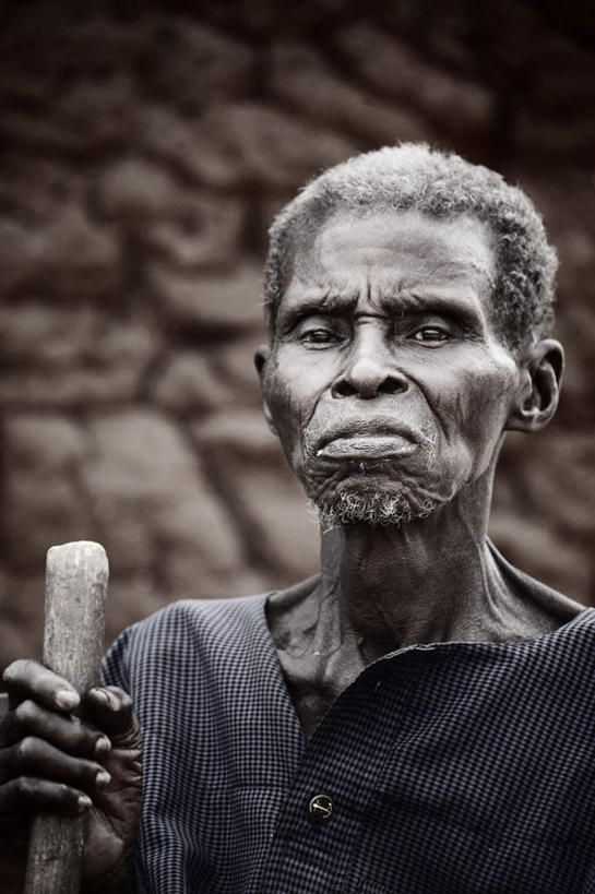 西方人,脸,头,脸颊,一个人,坐,竖图,黑白,室内,特写,白天,正面,石头,欧洲,欧洲人,仅一个男性,仅一个人,握,服装,朦胧,模糊,工具,石子,拿,拿着,注视,休闲装,肩膀,衣服,观察,看,仅一个老年男性,休闲,休闲服,器械,握着,服饰,拐杖,观看,手杖,察看,关注,医疗器械,辅助设备,老年男性,男人,男性,白种人,头部,脸部,脸蛋,面部,石块,岩石,坐着,半身