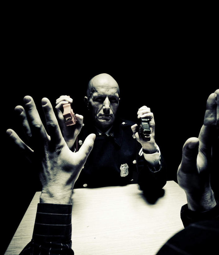 西方人,秃头,两个人,警察,警卫,坐,举,竖图,黑白,室内,白天,正面,工作服,制服,欧洲,欧洲人,连接,握,指,阴影,黑色背景,组合,服装,弯曲,光线,工具,钳子,影子,灯光,拿,拿着,注视,休闲装,方向,加工,衣服,观察,看,托,休闲,休闲服,握着,摄影,服饰,影棚,观看,老虎钳,链接,固定,五金,察看,指向,紧固,威胁,犯人,关注,拼接,剪断,拼凑,囚犯,扭转,拼合,凑集,聚合,撮合,链结,牢固,夹持,工作制服,监犯,囚徒,罪人,威逼,要挟,男人,男性,中年男性,白种人,光头,无发,保安,警卫员,看守,卫兵,举起,举手,举着,向上举,向上伸,向上托,坐着,半身,影棚拍摄,工作套服,拍摄