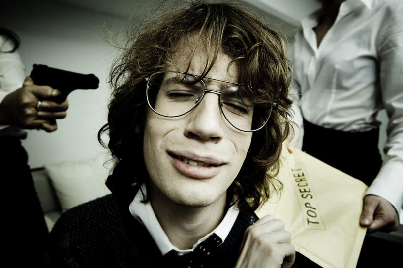 西方人,三个人,家庭,夫妻,伙伴,朋友,站,坐,闭眼,横图,室内,白天,正面,爱情,友谊,欧洲,欧洲人,服装,英文,标志,文字,眼镜,字符,字母,浪漫,休闲装,标识,衣服,站着,休闲,温暖,温馨,一家人,休闲服,恩爱,恋人,服饰,手枪,英文字母,和睦,近视眼镜,友情,男人,男性,年轻男性,年轻女性,女人,女性,白种人,年轻人,夫妇,情侣,闭眼睛,闭着眼,闭着眼睛,站立,坐着,半身,彩图,伴侣,融洽