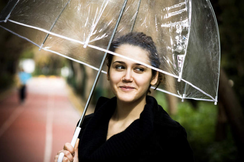 西方人,一个人,模特,笑,微笑,横图,室外,特写,白天,正面,植物,道路,路,公路,欧洲,欧洲人,仅一个年轻女性,仅一个女性,仅一个人,一把,握,朦胧,模糊,伞,雨伞,遮阳伞,交通,拿,拿着,注视,阳伞,树,树木,绿色,观察,看,诱惑,握着,生长,成长,观看,勾引,察看,关注,引诱,尤物,年轻女性,女人,女性,白种人,马路,模特儿,半身,彩图,佳丽,丽人,美人